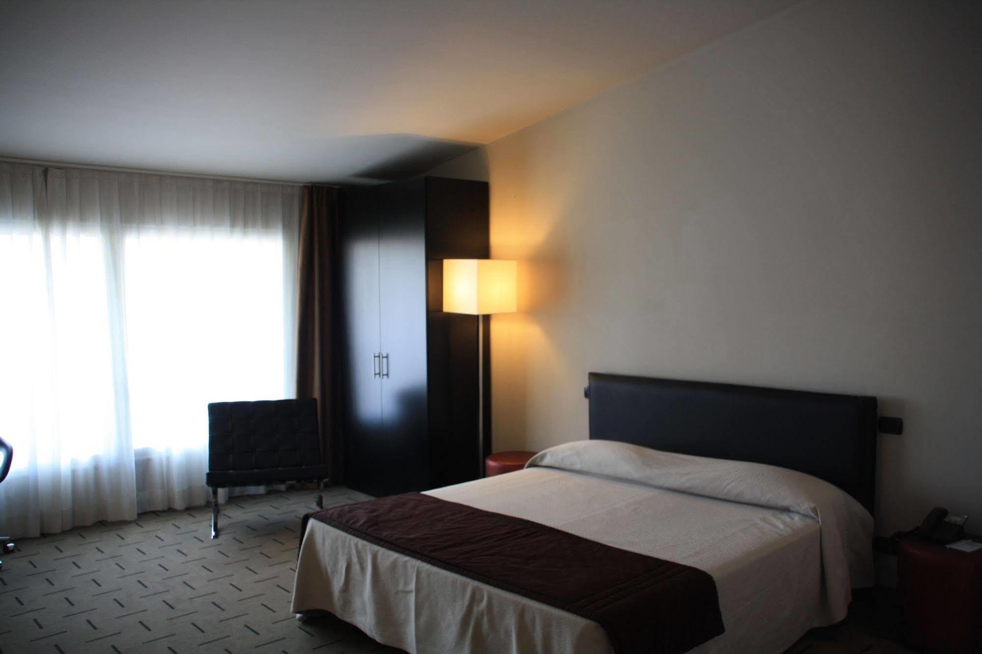 Hotel Continental Кремона Экстерьер фото