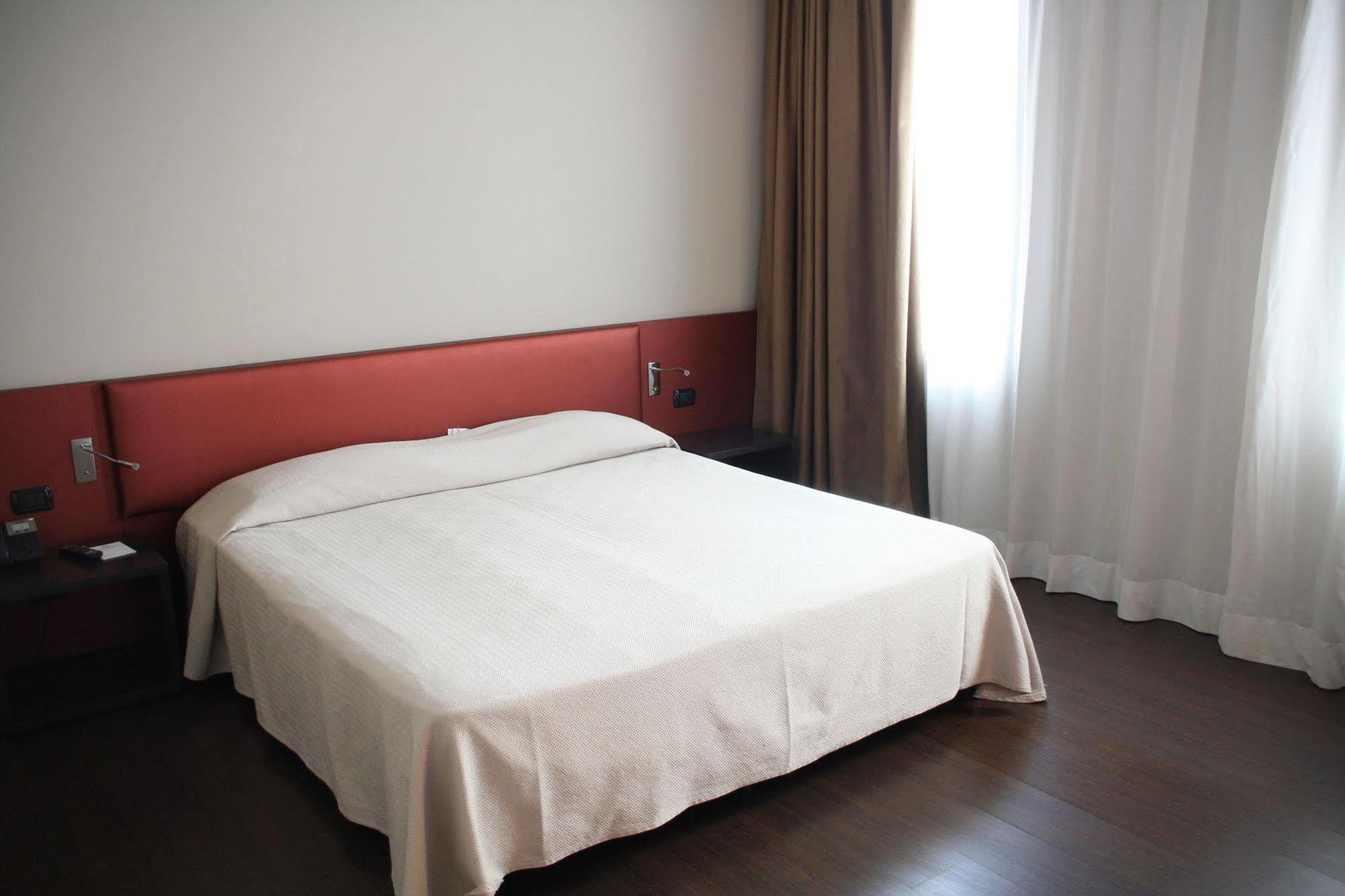 Hotel Continental Кремона Экстерьер фото